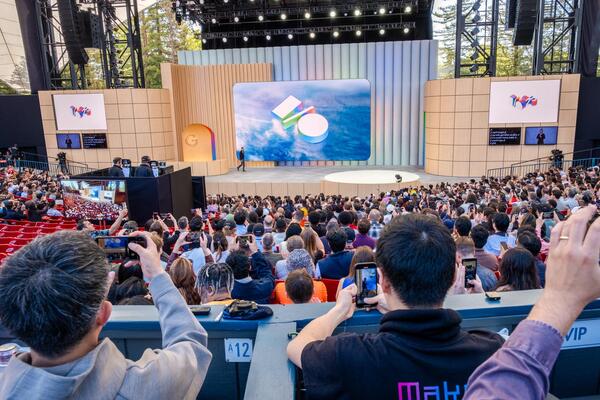 Генеральный директор Google Сундар Пичаи обращается к собравшимся на ежегодной конференции разработчиков Google I/O в Маунтин-Вью, штат Калифорния, 20 мая 2025 года. (Camille Cohen/AFP via Getty Images)