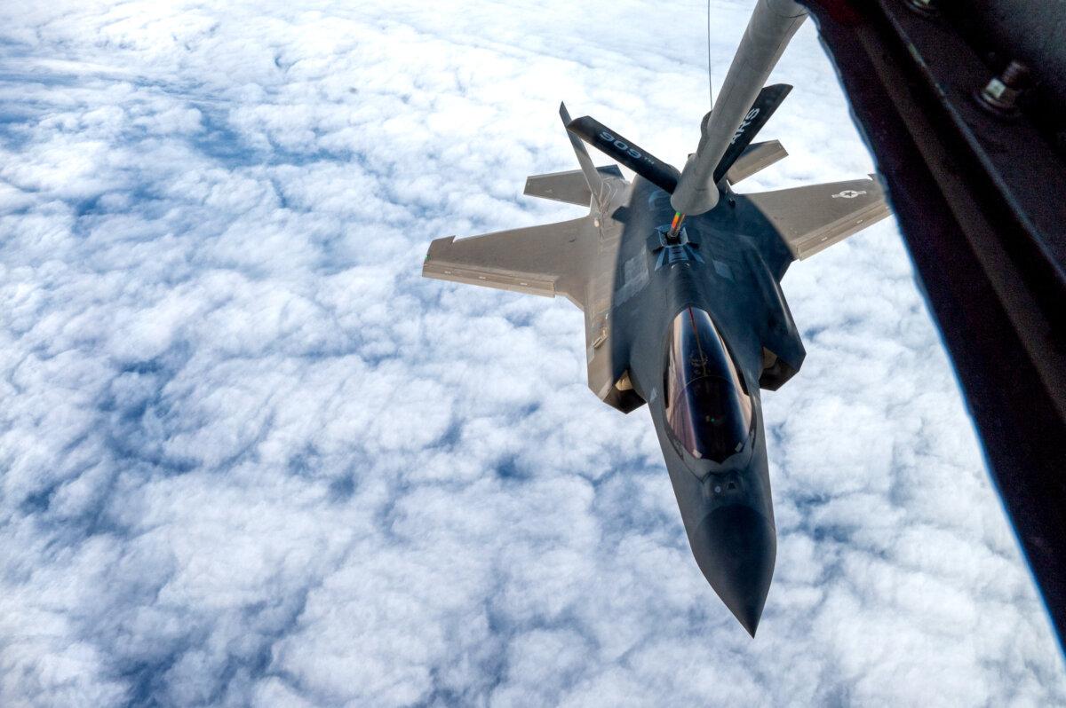 Истребитель F-35A Lightning II ВВС США осуществляет дозаправку в воздухе от самолёта-заправщика KC-135 Stratotanker, приписанного к 909-й эскадрилье во время локальных учений над Тихим океаном, 17 ноября 2025 года. (Airman 1st Class Arnet Tamayo/U.S. Air Force via DVIDS)