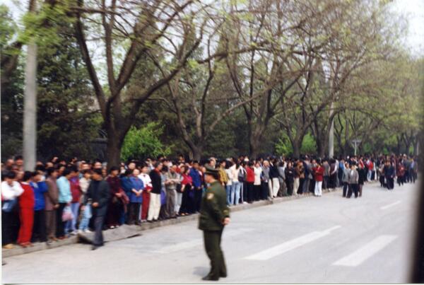 25 апреля 1999 года практикующие Фалуньгун собрались возле Чжуннаньхая, чтобы мирно заявить о своей свободе вероисповедания в Пекине. (The Epoch Times)