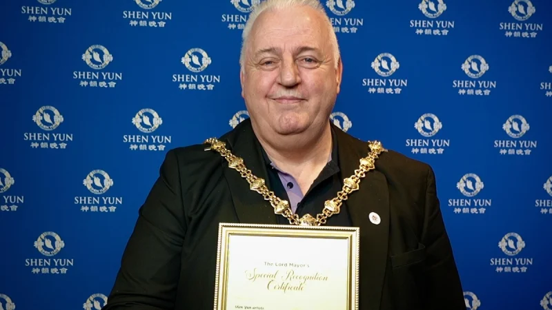 Мэр Сток-он-Трента вручил Shen Yun специальный сертификат, назвав представление «самым потрясающим» 18 февраля 2026 года Стив Уоткинс, лорд-мэр Сток-он-Трента, вручит театральной труппе Shen Yun Performing Arts специальную награду от лорд-мэра