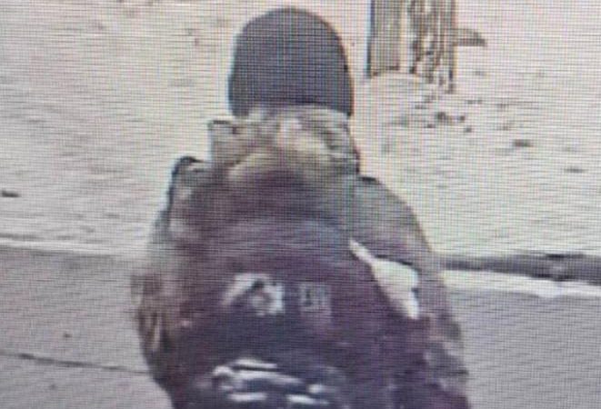 ребёнок у дороги с рюкзаком на спине