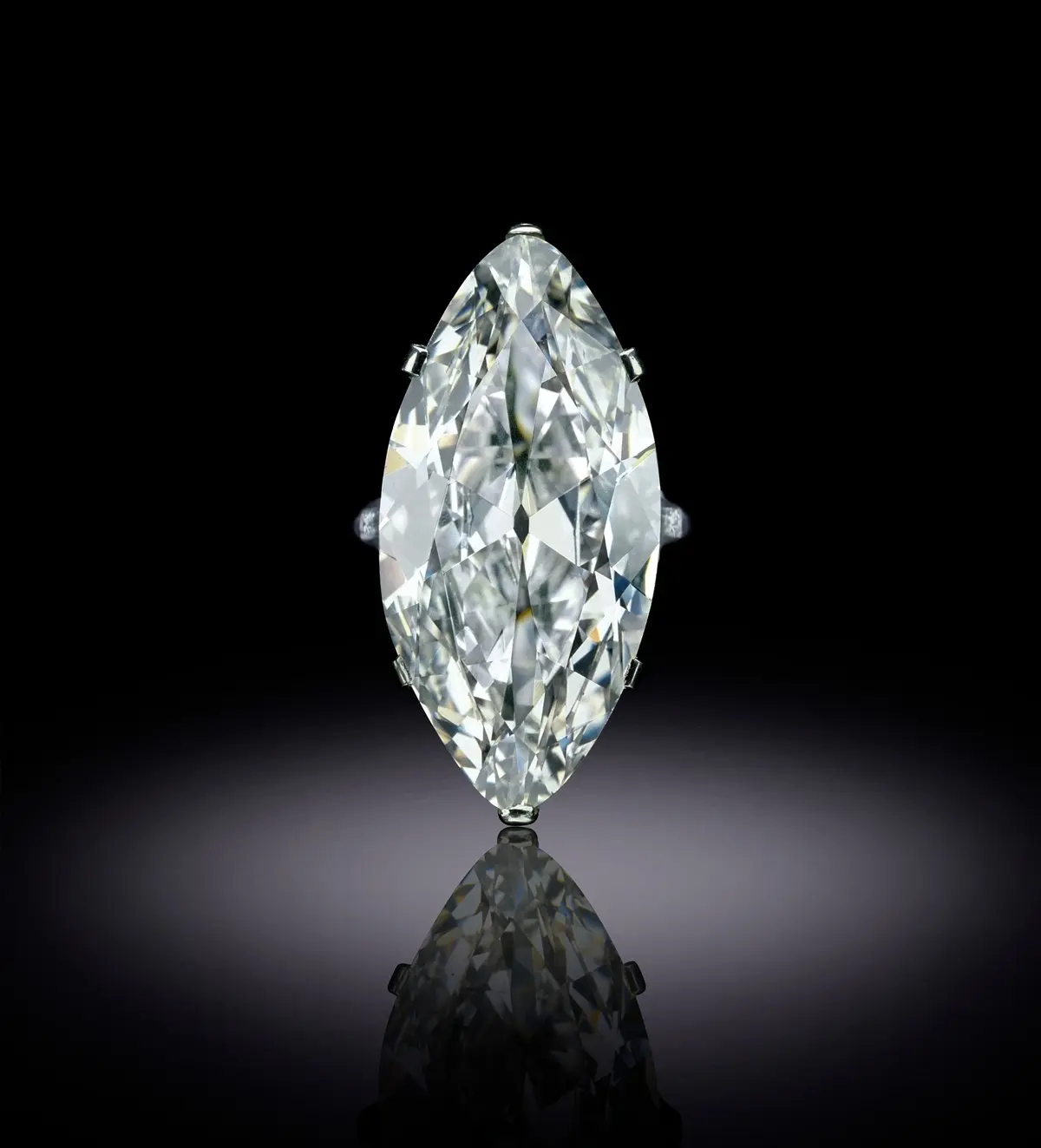 Вид сверху кольца с бриллиантом «Маркиз» от Cartier, около 1920-х годов,