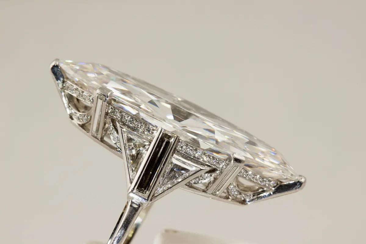 Вид сбоку кольца с бриллиантом «Маркиз» от Cartier, 1920-е годы.