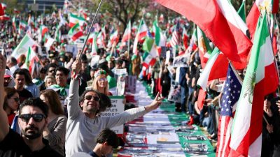 Митинг солидарности с иранским протестным движением в Лос-Анджелесе, флаги Ирана и США.