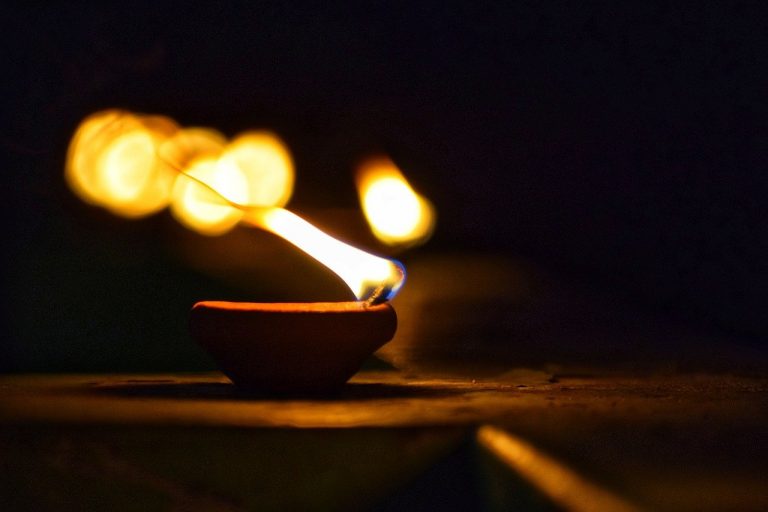 В молодости масла в огне предостаточно, и он горит естественно и сильно, что приводит к быстрой реакции и хорошей памяти. С возрастом, если человек постоянно устаёт, подвергается воздействию холода или испытывает эмоциональный стресс, масло постепенно истощается, и пламя начинает мерцать. (Auk002 via Pixabay)