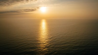 Спокойный морской пейзаж на закате, символизирующий душевный покой и формулу 3+7=0.
