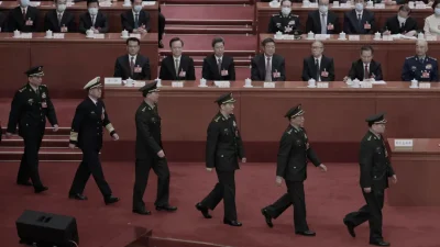 Заместители председателя ЦВС Чжан Юйся и Хэ Вэйдун (впереди) приносят присягу вместе с членами ЦВС после их назначения на 4 пленарном заседании Всекитайского собрания народных представителей в Пекине 11 марта 2023 года. (Lintao Zhang/Getty Images)