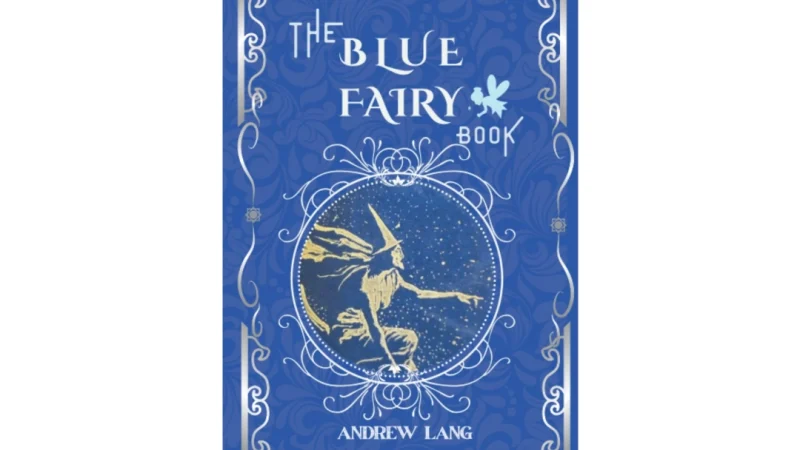 Иллюстрированная синяя обложка книги Эндрю Лэнга «The Blue Fairy Book» с серебристыми узорами и изображением волшебника.