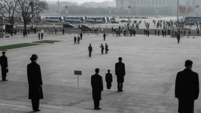 Сотрудники службы безопасности стоят на страже у входа, пока делегаты от китайских военных фотографируются по прибытии на второе пленарное заседание Всекитайского собрания народных представителей в Доме народных собраний в Пекине, Китай, 8 марта 2025 года. (Kevin Frayer/Getty Images)