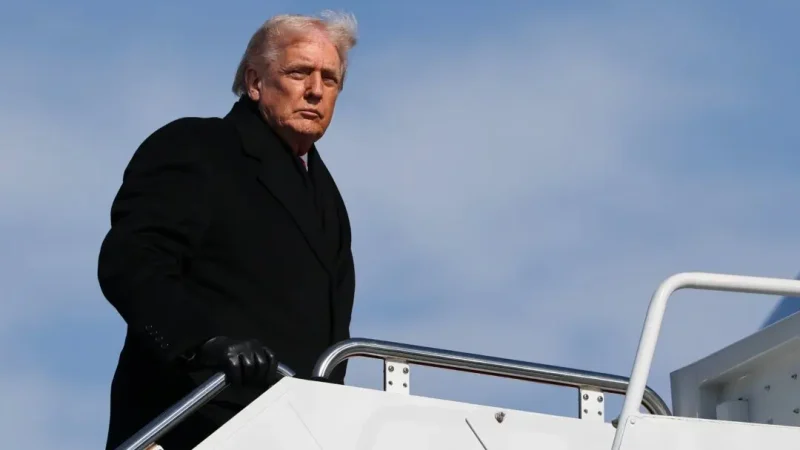 Дональд Трамп садится в самолёт Air Force One на объединённой базе Эндрюс, штат Мэриленд, 27 января 2026 года. (Win McNamee/Getty Images)