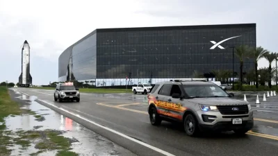 Космический корабль SpaceX Starship подъезжает к стартовой площадке мимо производственного комплекса Starbase перед 10-м испытательным полётом с территории комплекса компании в Старбазе, штат Техас, 23 августа 2025 года. (Steve Nesius/Reuters)