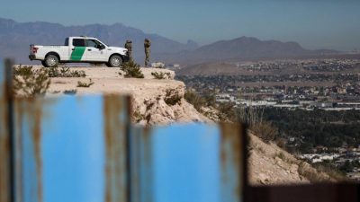 Агенты пограничной службы США в пустыне Санленд-Парк, штат Нью-Мексико, на границе с Сьюдад-Хуаресом, штат Чиуауа, Мексика, 23 октября 2024 года. (Herika Martinez/AFP via Getty Images)