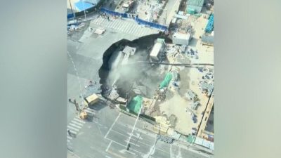 Дорога провалилась под землю при строительстве метро в Шанхае