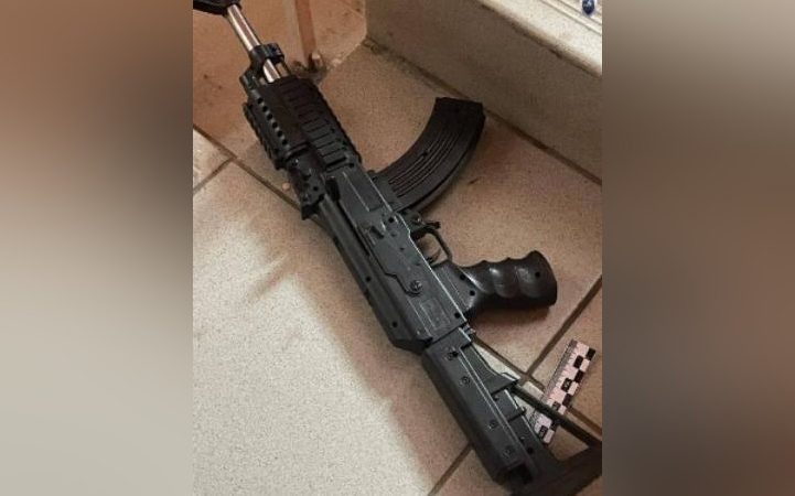 ЧП в гимназии №16: СК возбудил дела о халатности после нападения подростка Пластиковый автомат лежащий на полу