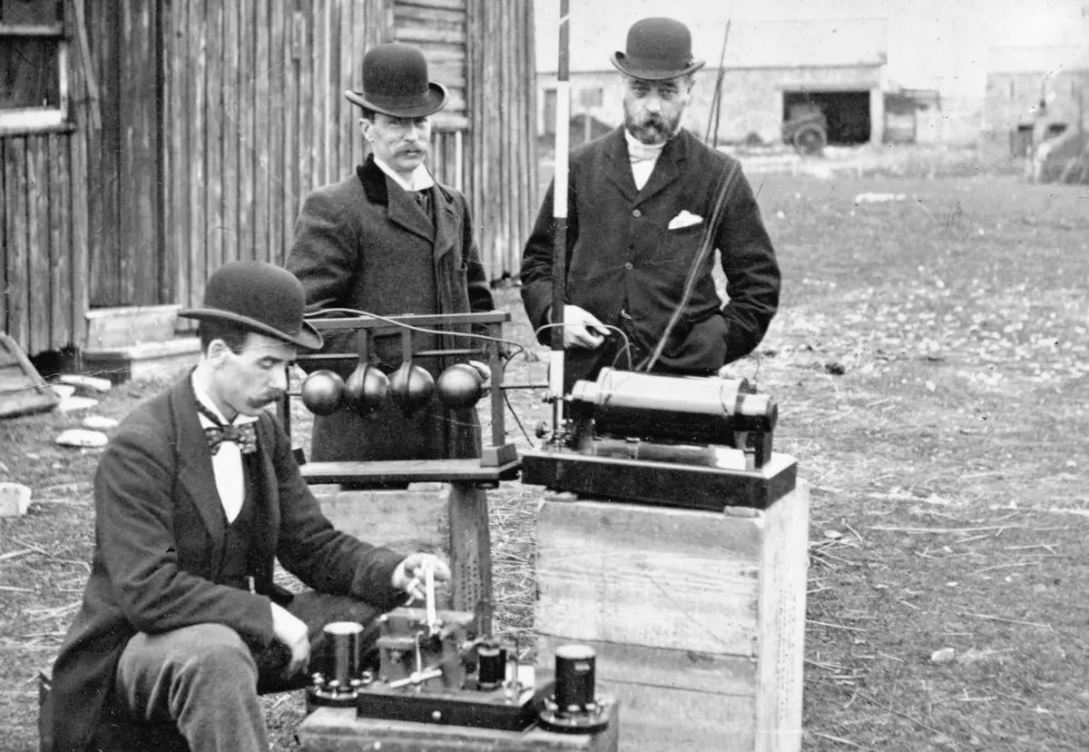 Старинное радиооборудование и телеграфный передатчик компании Marconi с антенной опорой.