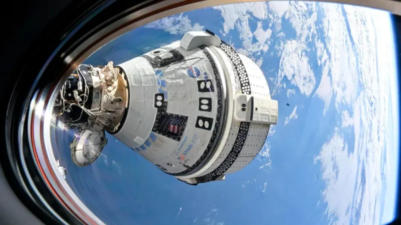 Космический корабль Boeing Starliner пристыкован к модулю Harmony МКС на фоне Земли, миссия с Бутчем Уилмором и Суни Уильямс.