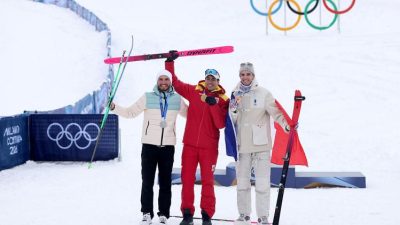 Трое спортсменов на пьедестале почёта после гонки ски-альпинизма на ОИ- 2026