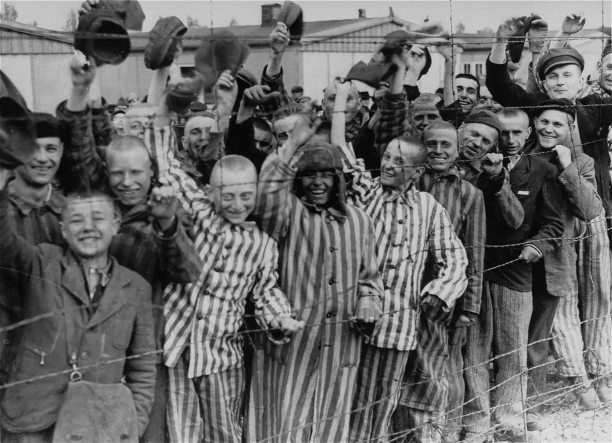 29 апреля 1945 года заключённые концлагеря Дахау радуются при виде американских войск.