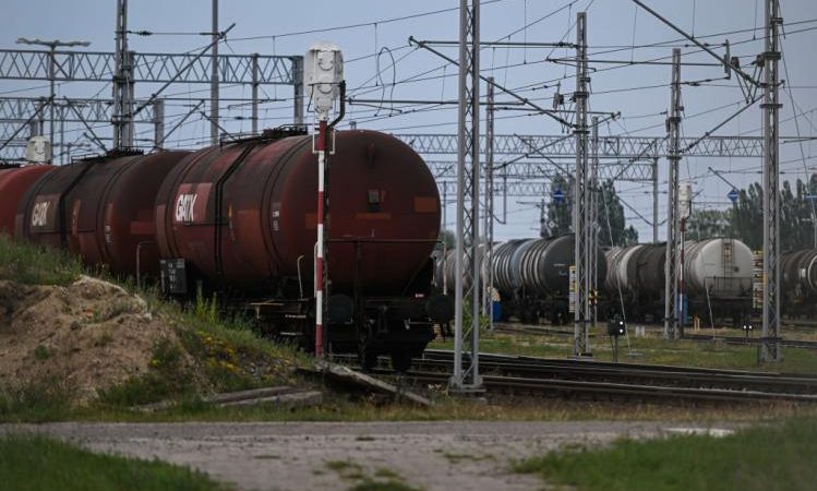 Грузовой состав с цистернами, предназначенными для перевозки нефтепродуктов.
