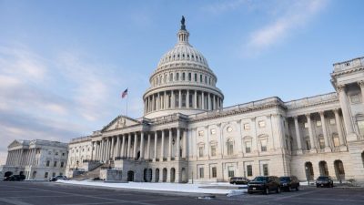Вид на здание Капитолия США в Вашингтоне зимой, экстерьер Палаты представителей и Сената.