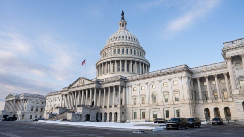 Вид на здание Капитолия США в Вашингтоне зимой, экстерьер Палаты представителей и Сената.