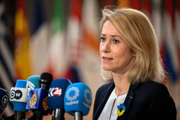 Верховный представитель Европейского союза и вице-президент Европейской комиссии по иностранным делам и политике безопасности Кайя Каллас общается с прессой по прибытии на заседание Совета ЕС по иностранным делам в Брюсселе 23 февраля 2026 года. (JOHN THYS / AFP via Getty Images)