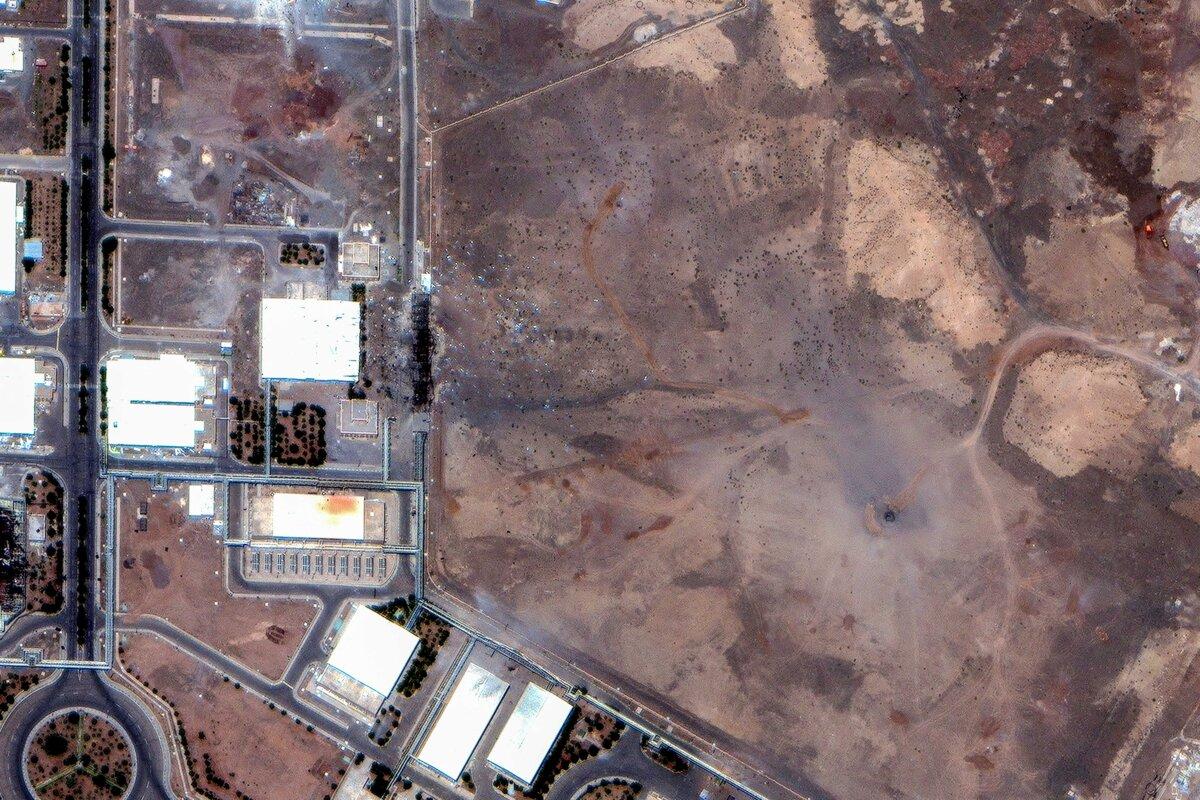 Спутниковая съёмка территории ядерного объекта Натанз с высоты, видны воронки от авиаударов и повреждённая инфраструктура.