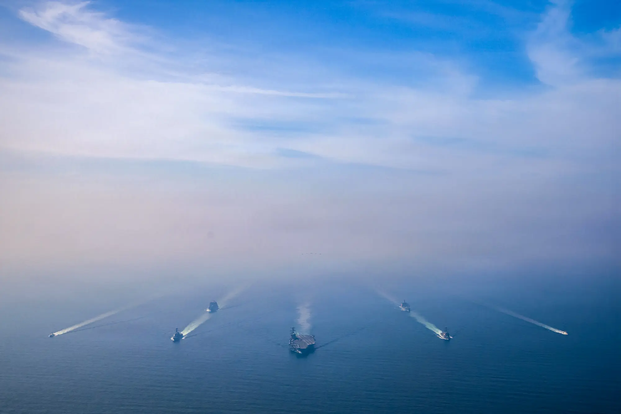 Строй американских военных кораблей и авианосца в Аравийском море перед началом операции.