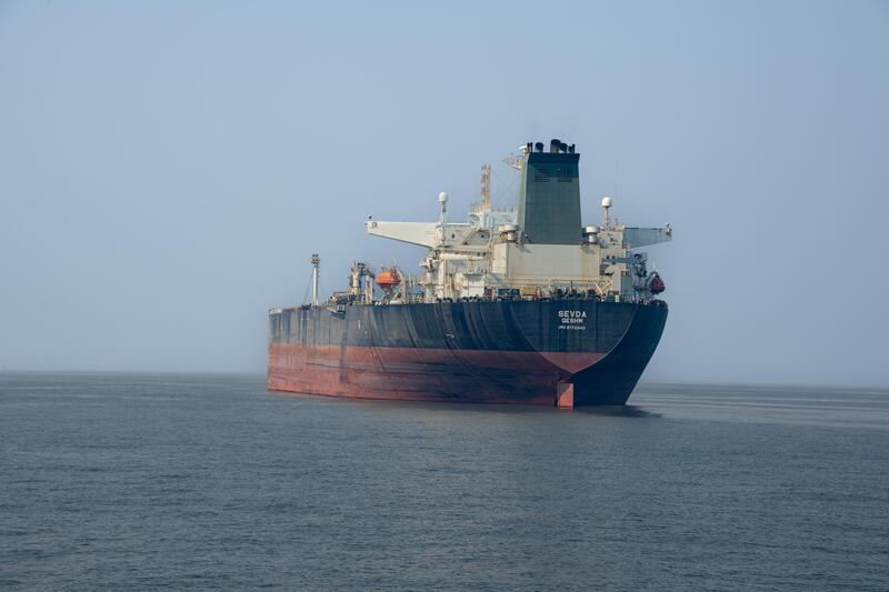 Большой грузовой танкер Sevda для перевозки сырой нефти в открытом море.