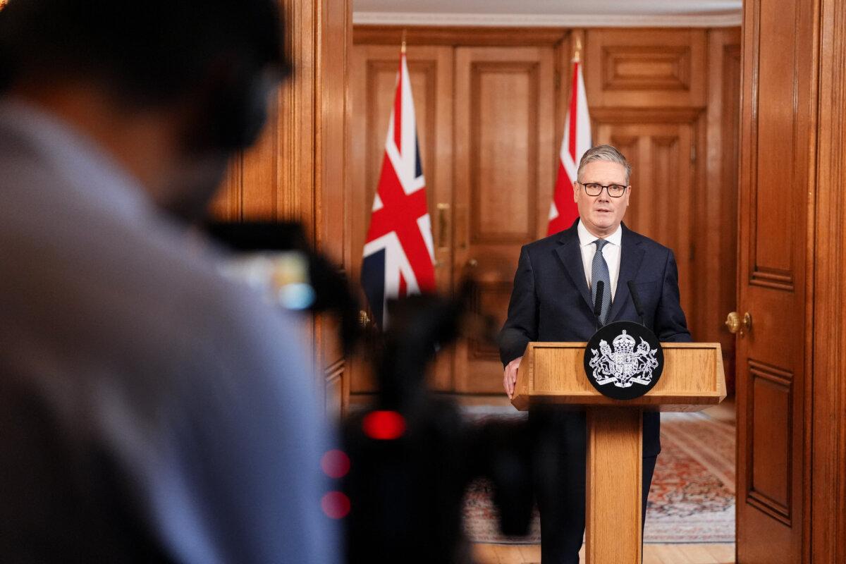 Премьер-министр Великобритании Кир Стармер выступает с заявлением на Даунинг-стрит в центре Лондона 28 февраля 2026 года после ударов США и Израиля по Ирану. (Jonathan Brady / POOL / AFP via Getty Images)