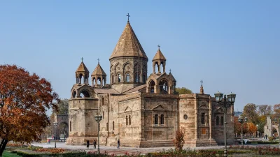 Эчмиадзинский кафедральный собор в Армении — старейший в мире
