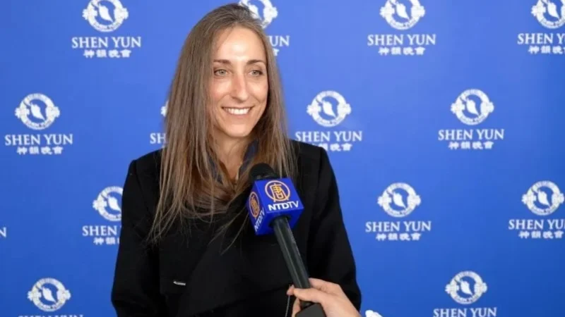 Сабрина Лалле, директор по маркетингу, посетила представление Shen Yun в Лиможе 12 марта 2023 года.