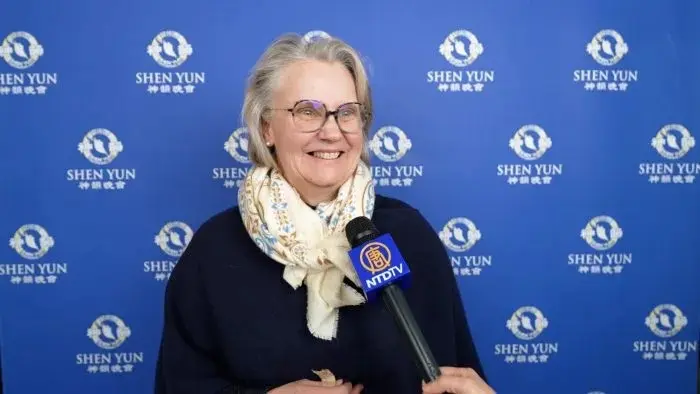 Одиль Бернар, владелица бизнеса, посетила представление Shen Yun Юнь в Лиможе 12 марта 2026 года.