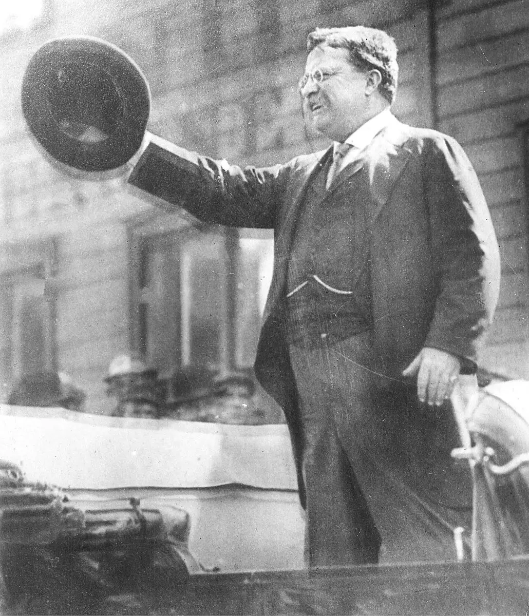 Теодор Рузвельт выступает в Милуоки 14 октября 1912 года,