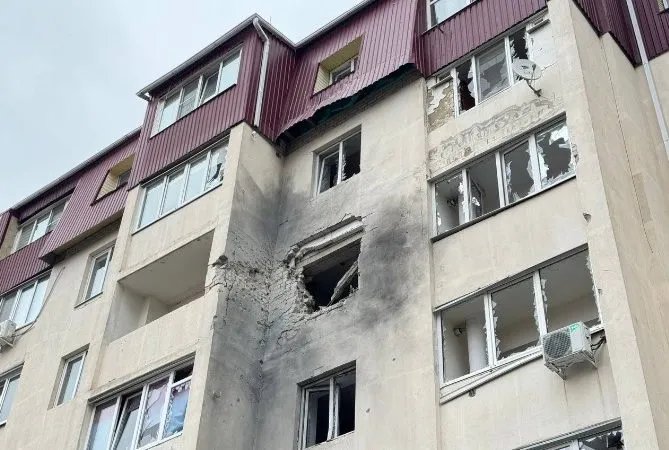 Фасад жилого здания в Белгородской области со следами прилета БПЛА