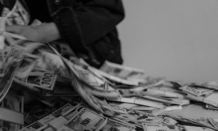 Девочка выбросила пачки стодолларовых купюр из открытого окна