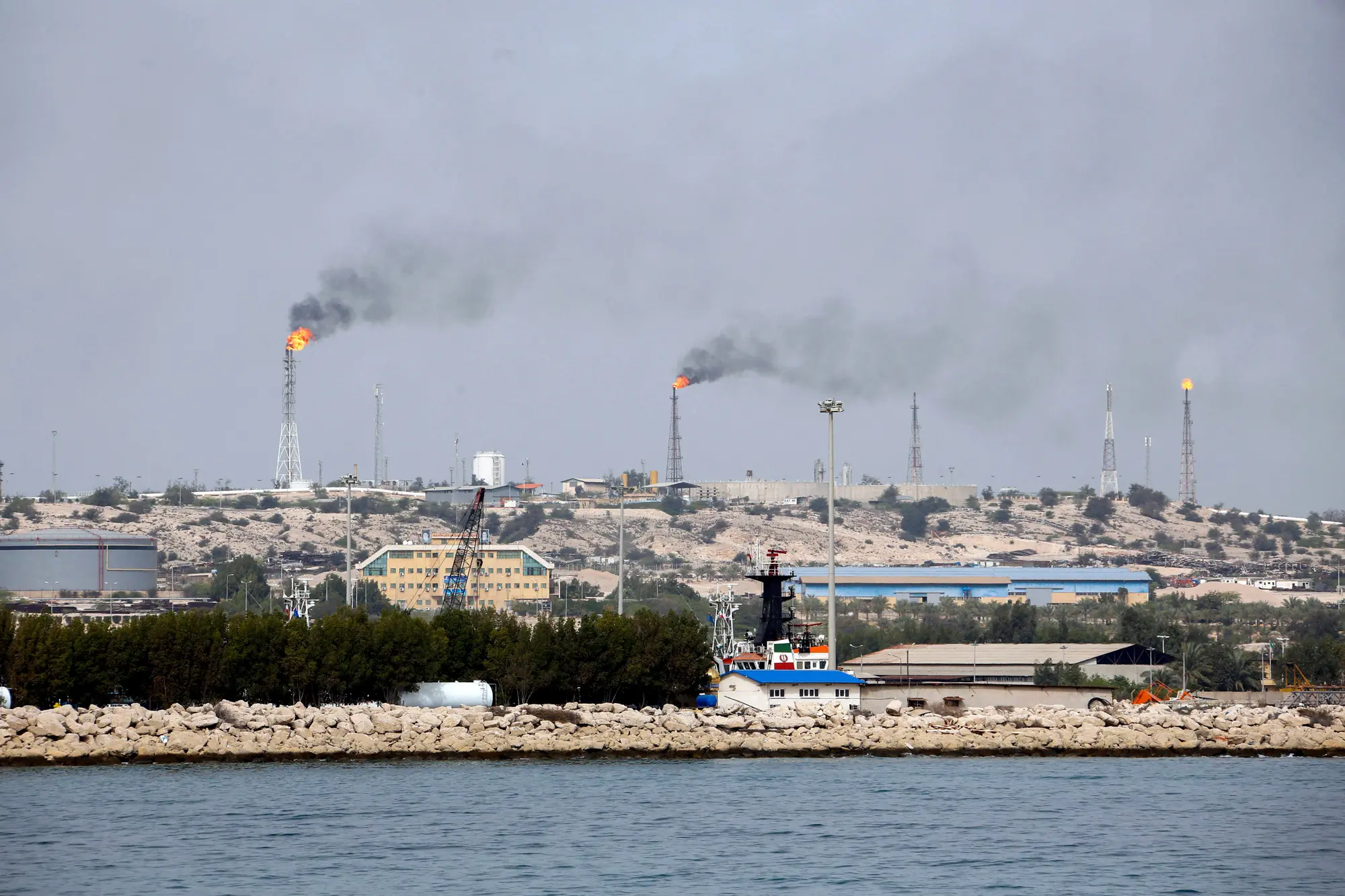 Газовые факелы и промышленные здания на острове Харк