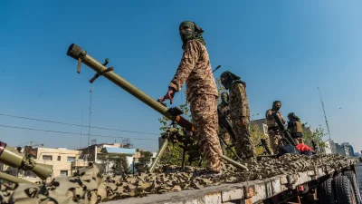 Бойцы КСИР Ирана с ракетными установками на грузовике