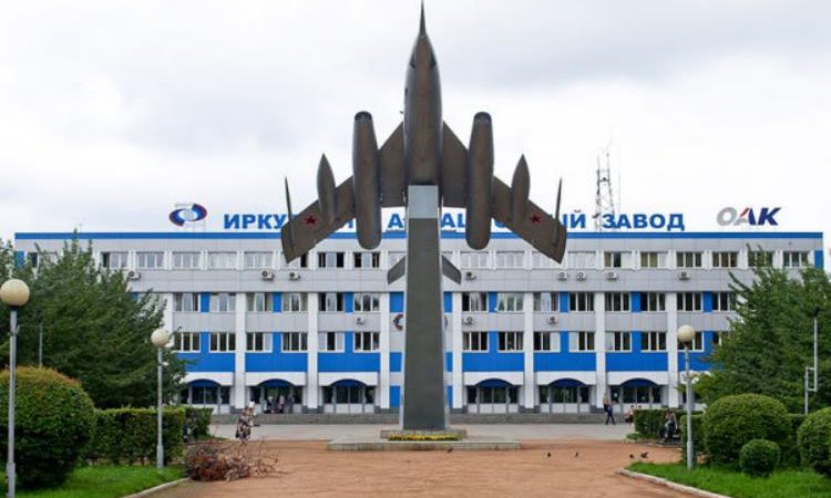 Авиазавод в Иркутске: обрушение эстакады и травмы рабочих Иркутский авиационный завод с памятником самолёту ЯК-28