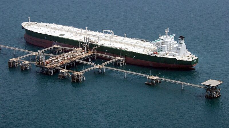 Нефтяной танкер в открытом море