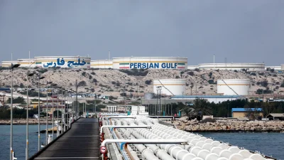 Нефтяные резервуары и трубопроводы на острове Харк