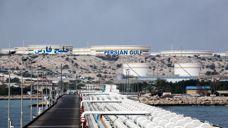 Нефтяные резервуары и трубопроводы на острове Харк