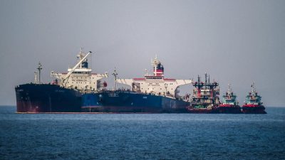 Группа нефтяных танкеров и судов обеспечения в открытом море