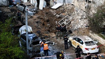 Разрушения в жилом квартале и сгоревшие машины после обстрела