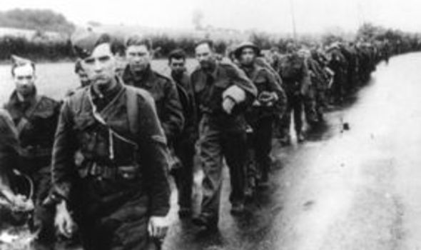 Дневник и фотографии, спрятанные в дупле дерева, раскрыли правду о жизни в нацистских лагерях для военнопленных.