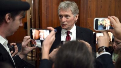 Дмитрий Песков, пресс-секретарь президента РФ, дает комментарии журналистам