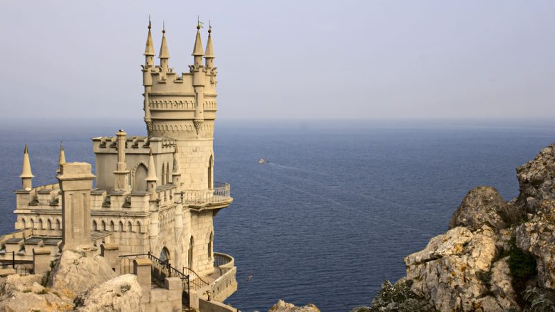 Побережье Черного моря в Крыму, замок Ласточкино гнездо на фоне моря.
