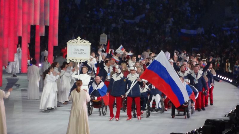 Россия вышла на Паралимпиаде с флагом впервые с 2014 года Российские паралимпийцы на церемонии открытия Игр в Сочи