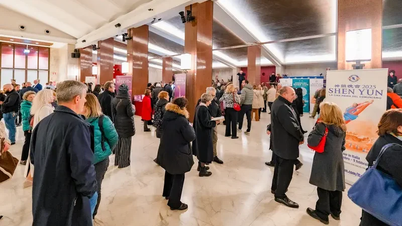 Зрители в фойе театра Auditorium della Conciliazione перед шоу Shen Yun