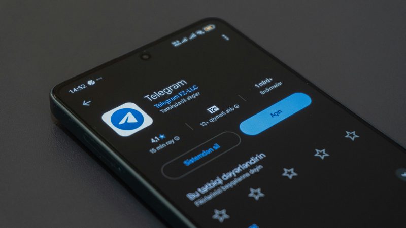 Telegram заблокируют в России в апреле, кроме зоны СВО Экран смартфона с интерфейсом мессенджера Telegram